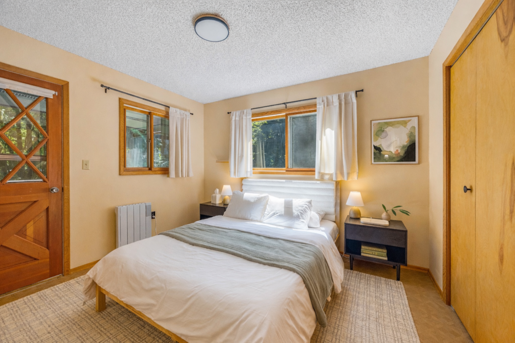 Queen Bed- 2nd Floor