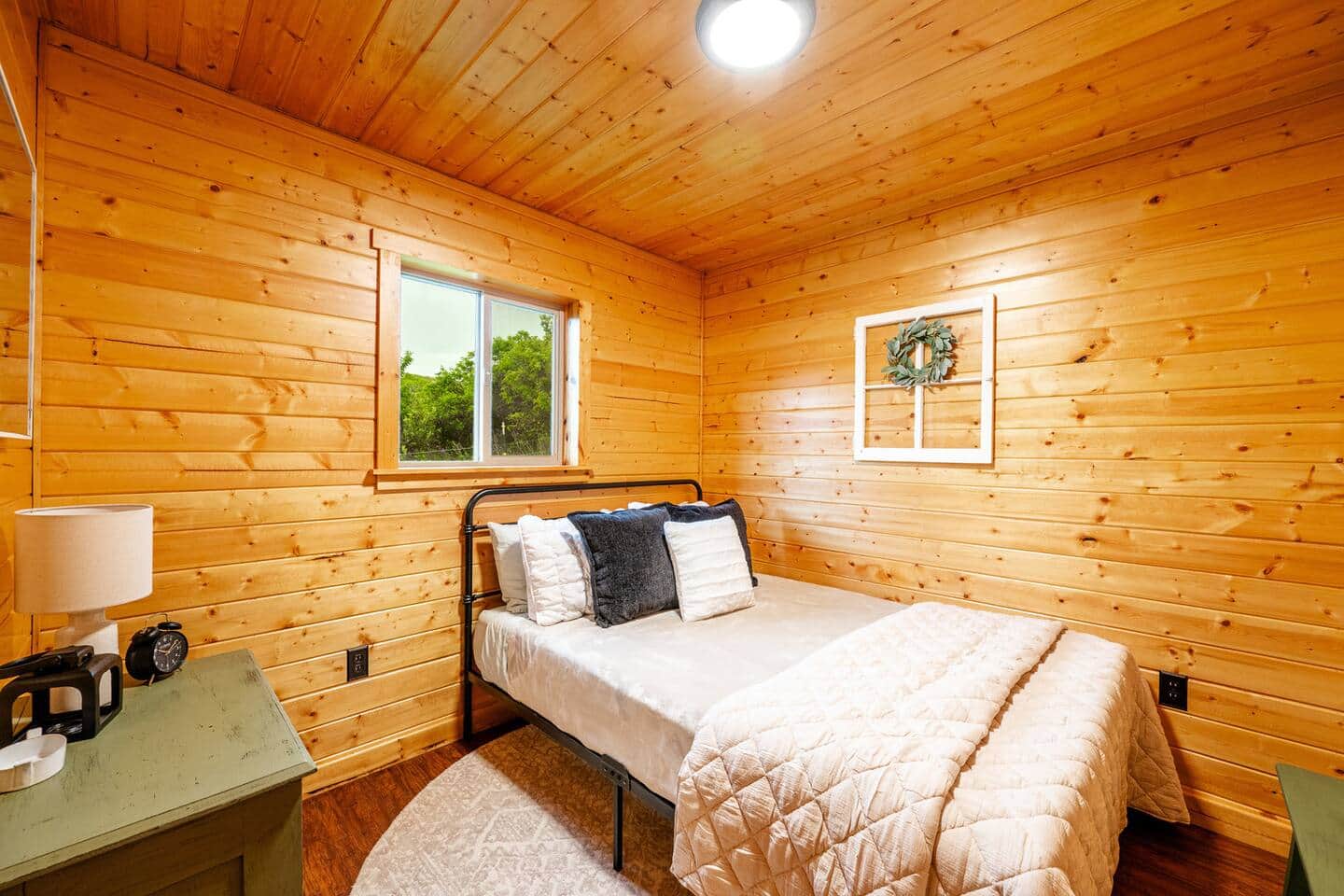 Magpie Cabin bedroom detail