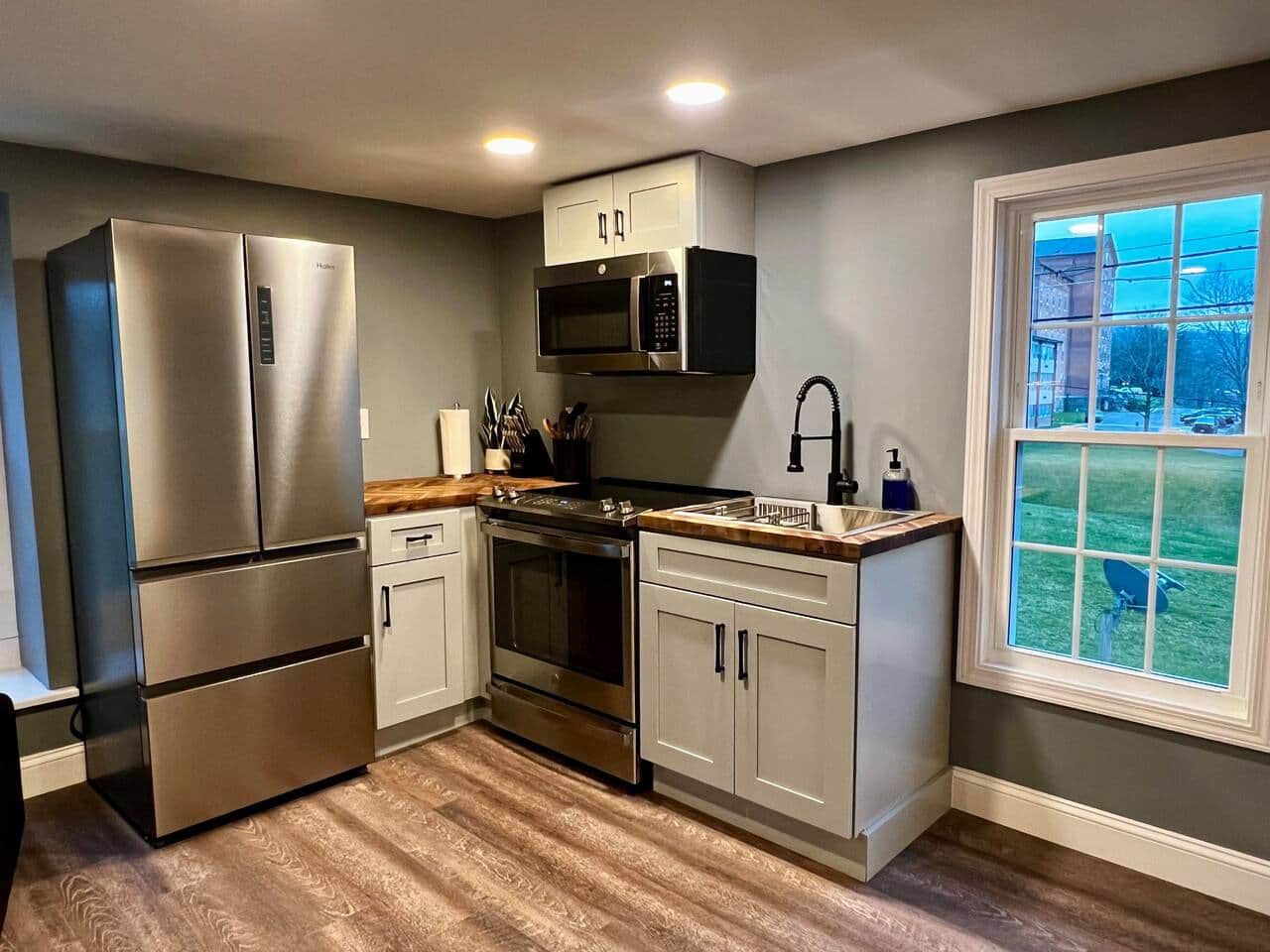 Full kitchen with kitchen tools, oven with air-fryer feature