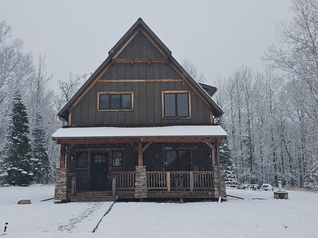 Custom Timber built Cabin  nestled on 40 private acres of forestry.  Sauna Starlink 30x40 game room.