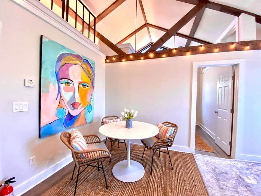 Vibrant dining space to enjoy your morning coffee. Vibrant dining space to enjoy your morning coffee.
