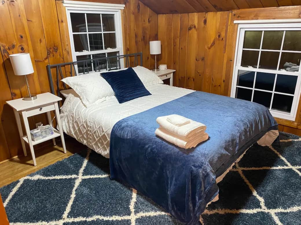 Queen bedroom with memory foam mattress Queen bedroom with memory foam mattress