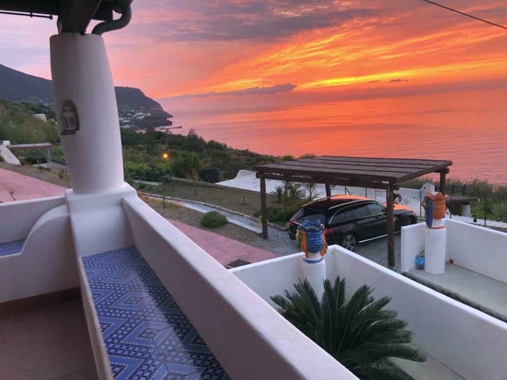 Terrazza coperta con vista tramonto e posto auto privato immerso nella quiete Terrazza coperta con vista tramonto e posto auto privato immerso nella quiete