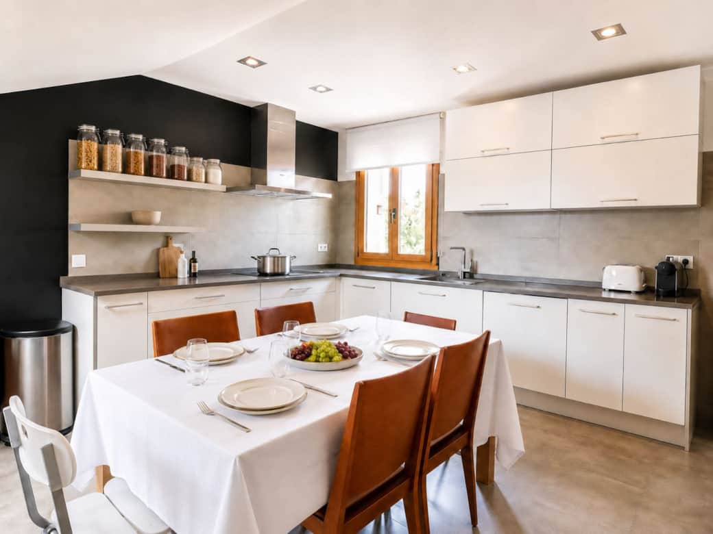 Cocina luminosa con nevera, horno, vitro, micro, lavavajillas y lavadora