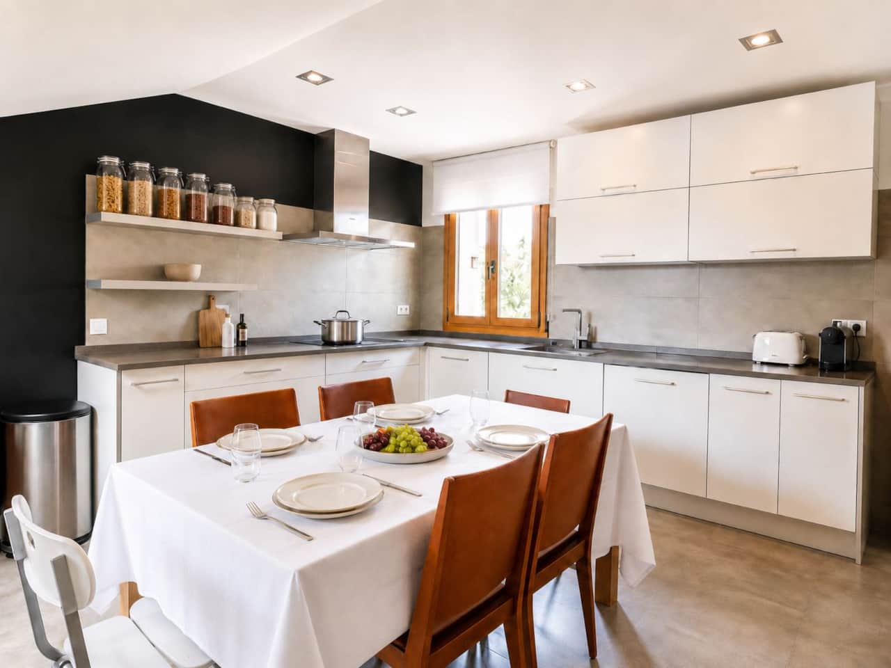 Cocina luminosa con nevera, horno, vitro, micro, lavavajillas y lavadora