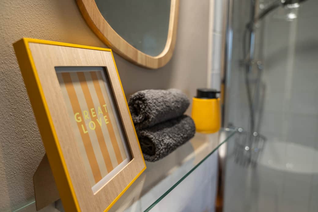 Frisse handdoeken en stijlvolle details zorgen voor een warm welkom.