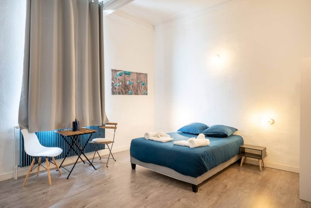 Chambre double lumineuse avec coin détente