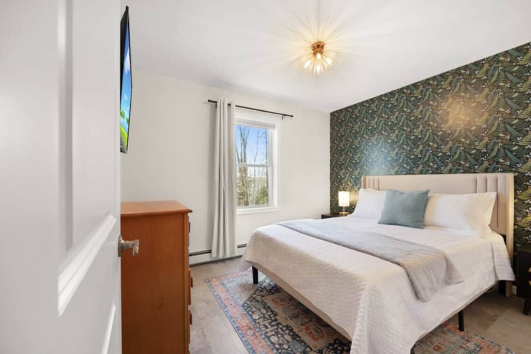 Queen Bedroom 