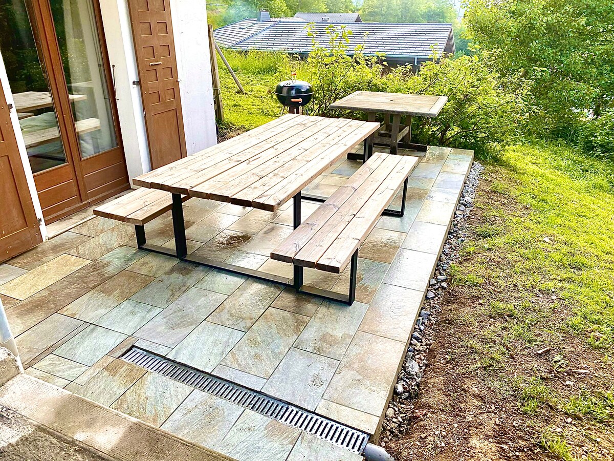 Terrasse d'été avec table et barbecue
