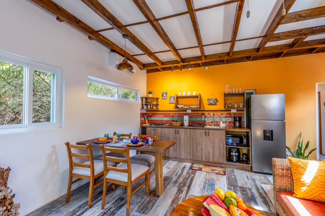 Vista del comedor y cocina 