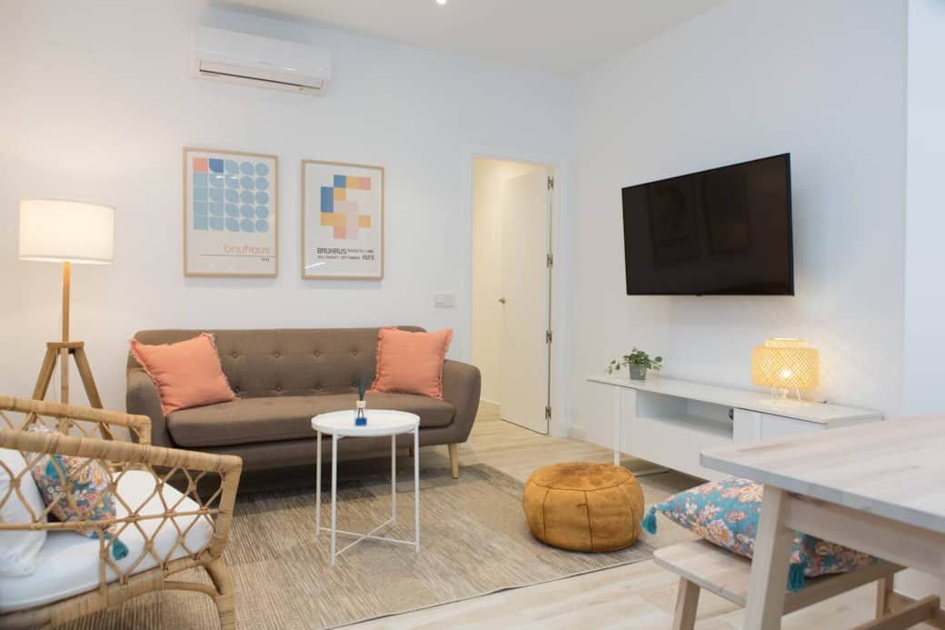 Zona salón con Smart TV y conexión a Netflix.