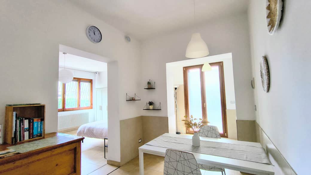 Visuale ampia dell'open space: piccola libreria per gli ospiti.