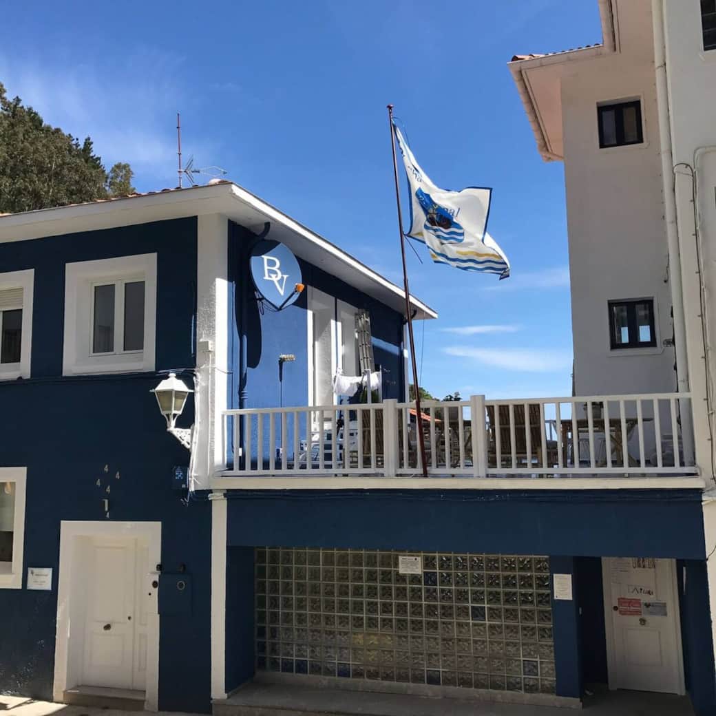 Fachada del edificio. La parte izquierda son los dos apartamentos, planta baja y segunda, y a la derecha la terraza que comparten (privada) Fachada del edificio. La parte izquierda son los dos apartamentos, planta baja y segunda, y a la derecha la terraza que comparten (privada)