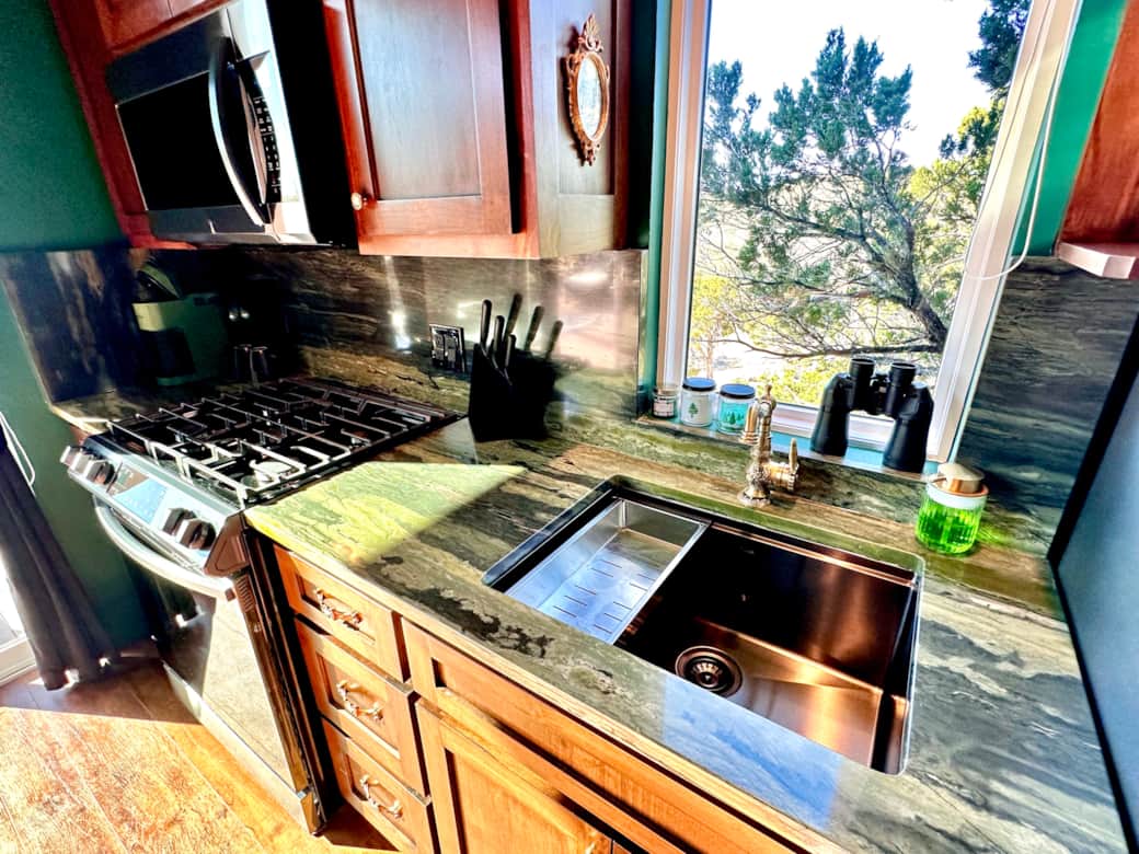 Gourmet kitchen with beautiful exotic granite Gourmet kitchen with beautiful exotic granite