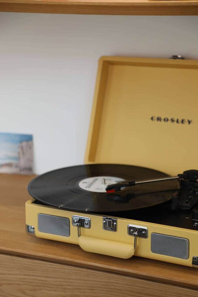 Voici le lecteur vinyle avec plusieurs vinyles pour passer un agréable moment 