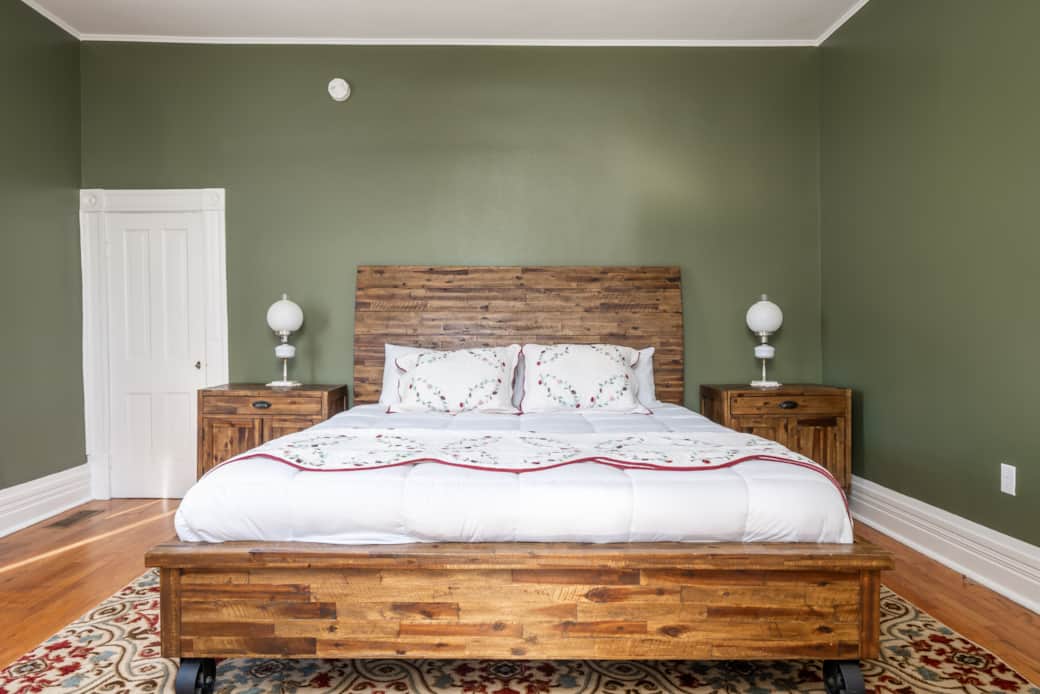 Main floor, bedroom 1 - king size comfort