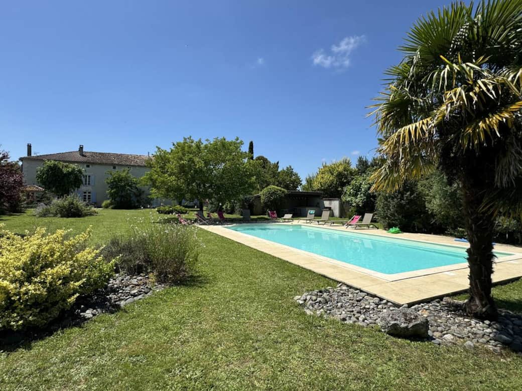 Vue façade de la maison, de la piscine et du poolhouse