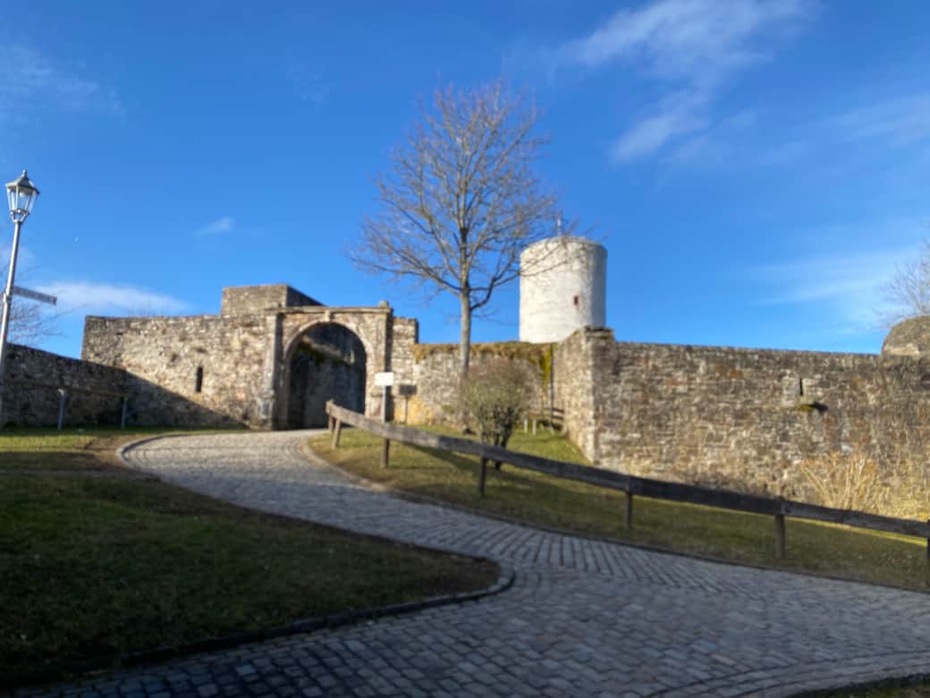 Blick von der Ferienwohnung in Richtung Burg