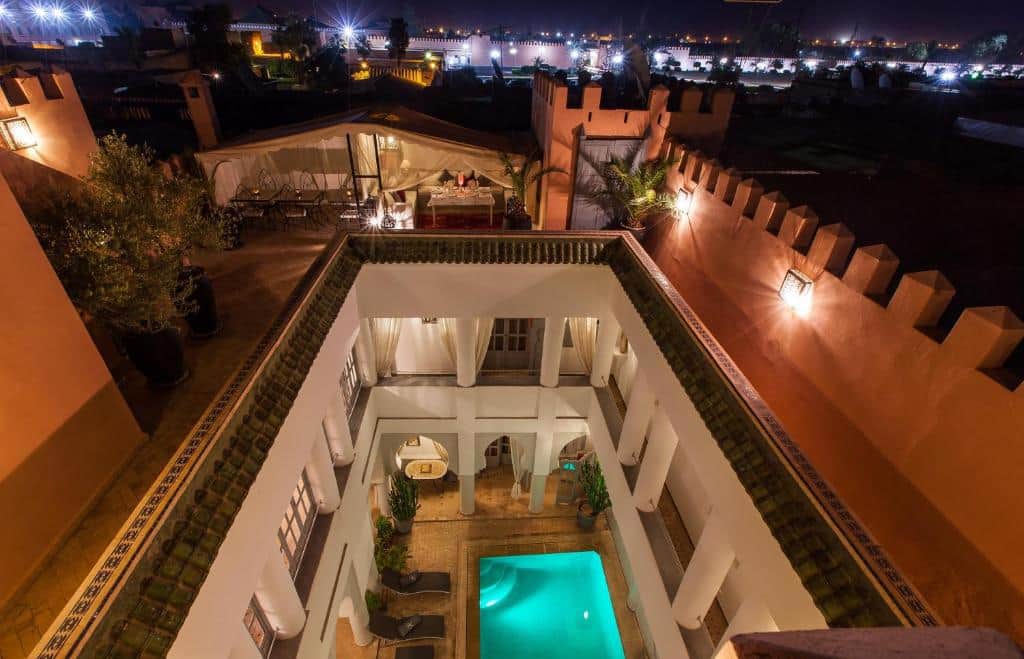 Ruelle calme et authentique de la Kasbah Royale de Marrakech, près du Riad Shemsi