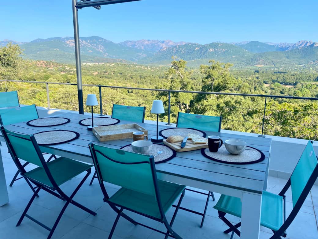 Espace repas extérieur avec pergola