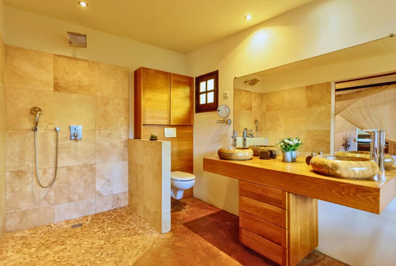 Grande salle de bain avec douche à l'italienne