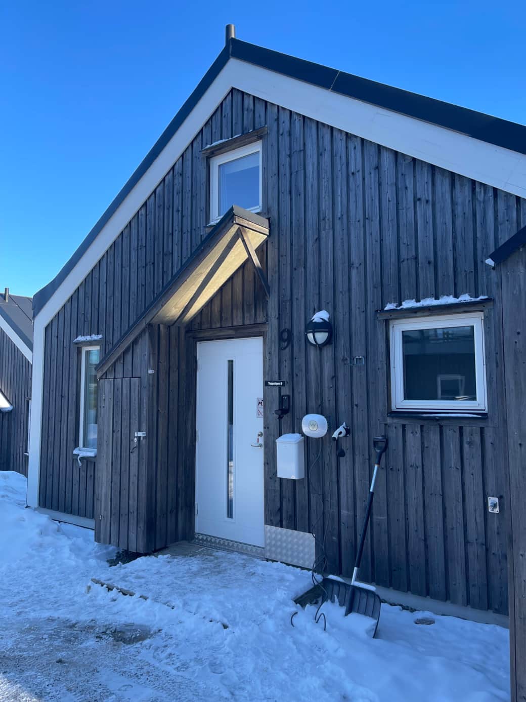 Exteriör vintertid med entré till vårt parhus. Lägenheten ligger 90 meter från backedn på norrsidan 