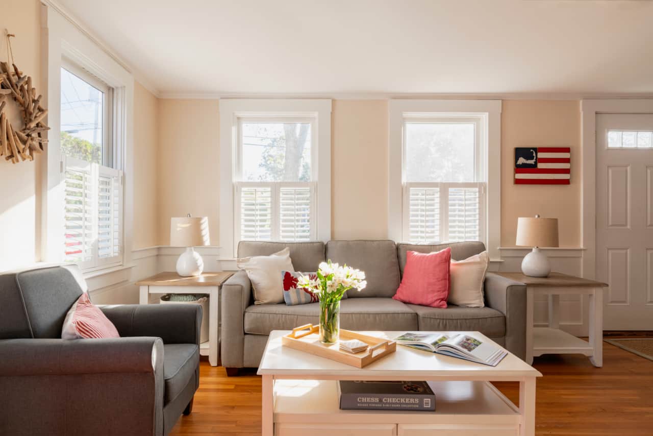 Living room with no carpet makes it an ideal pet friendly listing