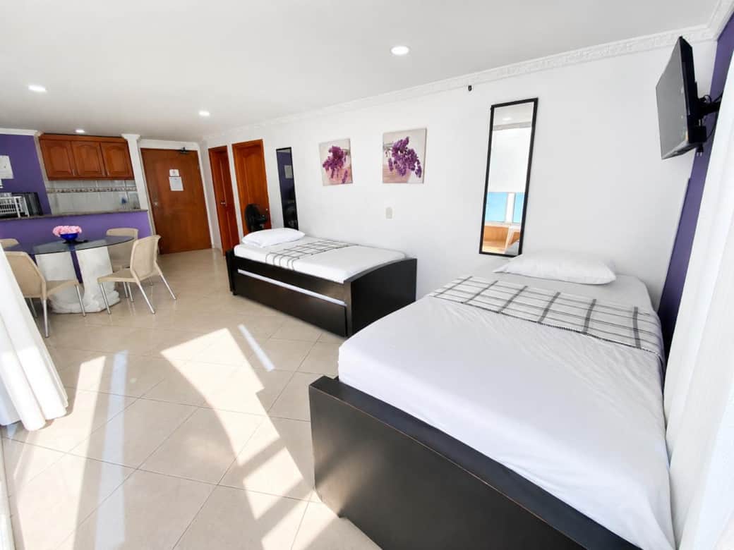 Sala con dos camas sencillas y dos camas nidos Sala con dos camas sencillas y dos camas nidos