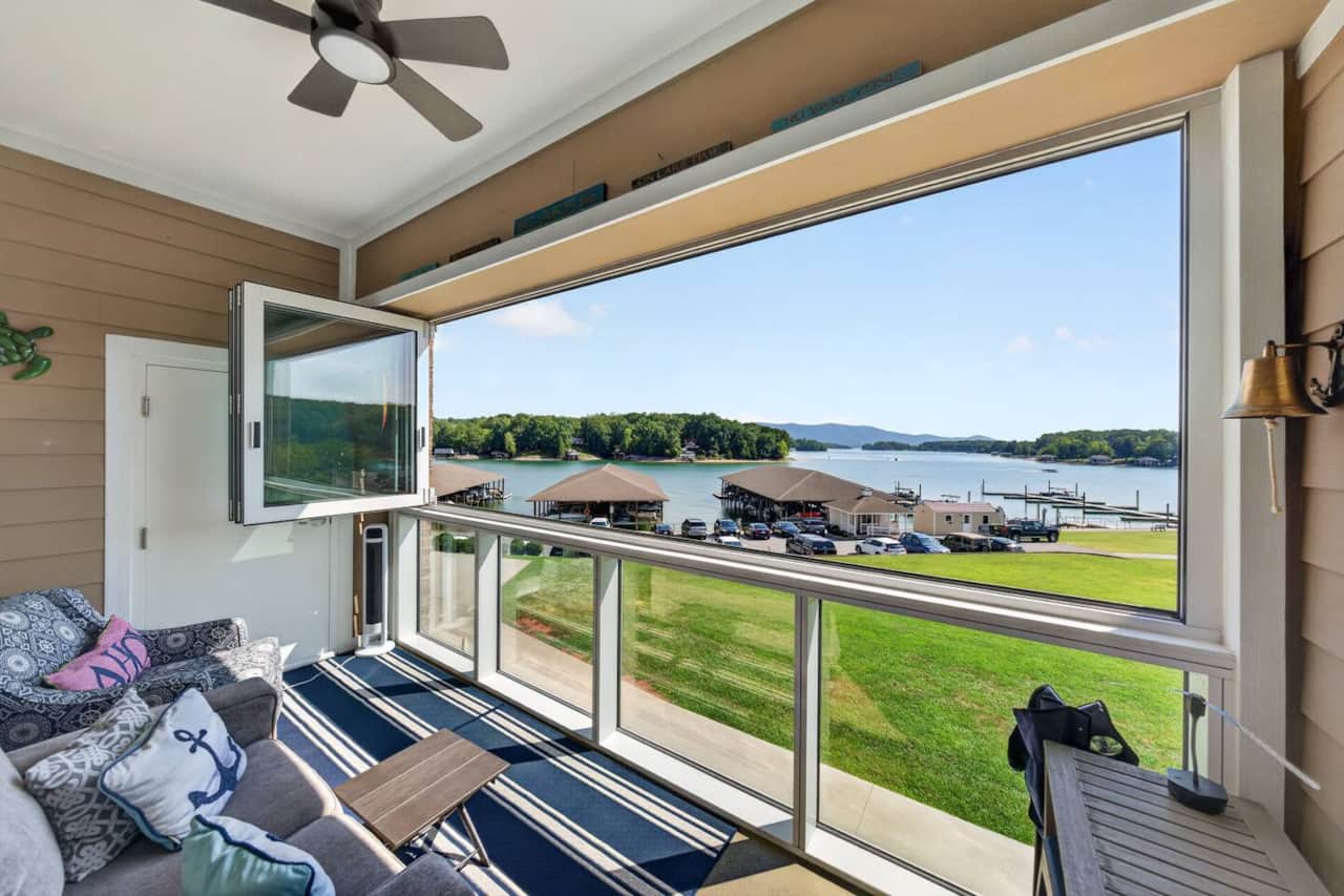 Balcony w/ windows that can be opened