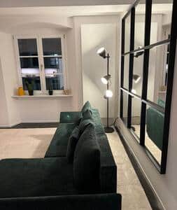 Wohnzimmer mit Fensterblick in die Innenstadt