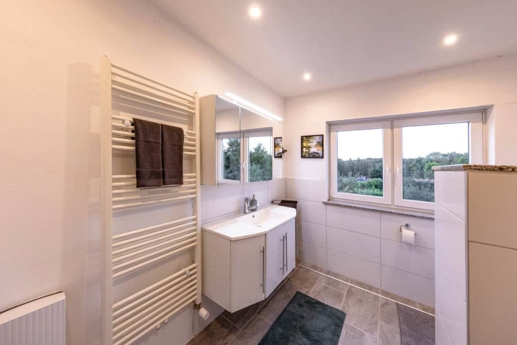 Vom Bad aus lässt sich ein wunderschöner Blick in die Natur genießen