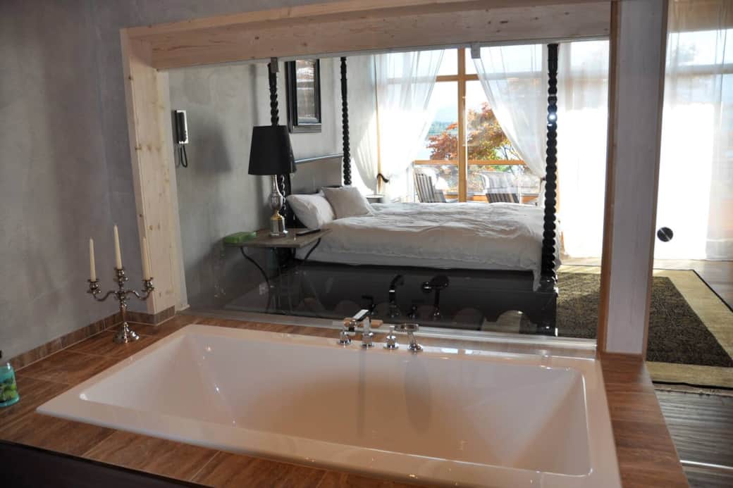 Badezimmer mit Blick in das Masterbed 