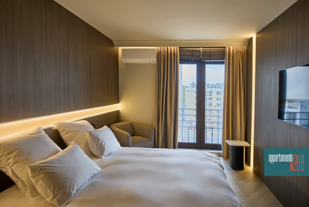 Double bedroom with floor-to-ceiling French windows and city view, Appartamento N28b, Iași Double bedroom with floor-to-ceiling French windows and city view, Appartamento N28b, Iași