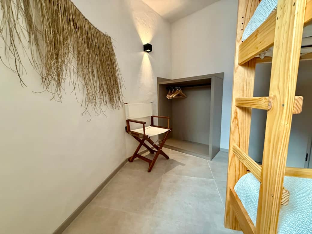 Las habitaciones tienen mobiliario preparado para poner la maleta, colgar lo necesario, y disfrutar 