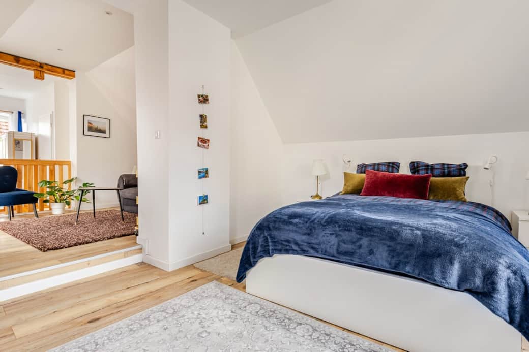 La chambre est calme et lumineuse. Elle donne sur un jardin.
Elle est ouverte sur le salon ce qui permet d'avoir un grand espace cosy.