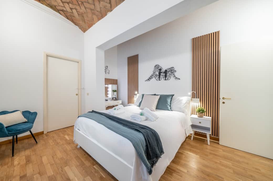 Relax in a cozy bedroom with a comfortable king-size bed featuring a memory foam topper and a curated selection of pillows. Enjoy the open wardrobe and the peaceful view of a quiet garden — your private retreat in the heart of the city.