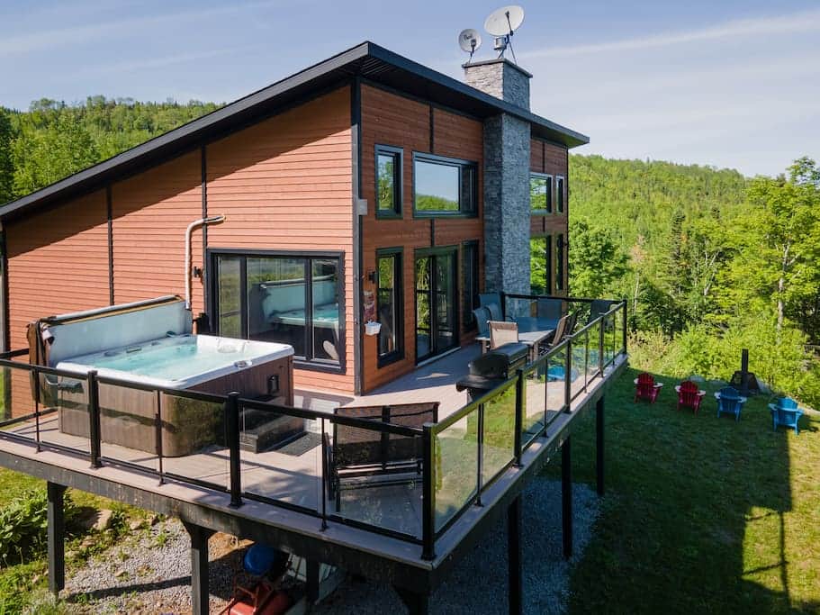 Terrasse avec mobilier et spa 4 saisons