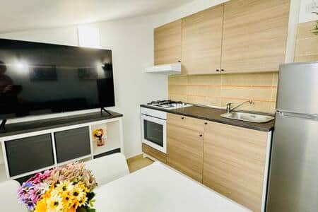 Cucina: Vista Completa con Particolare su TV ed Organizer