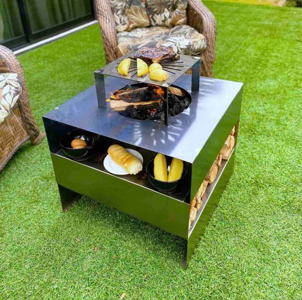 Preparando alimentos à luz do dia na lareira externa, com o auxílio do porta lenhas. À noite, o aconchego se intensifica com o calor do fogo, um bom vinho e a companhia dos amigos e família. Lenha fornecida pela casa. ‍‍‍