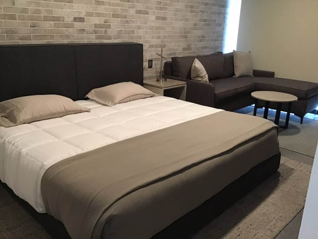 Recámara Principal con cama King size incluido un sillón "L"