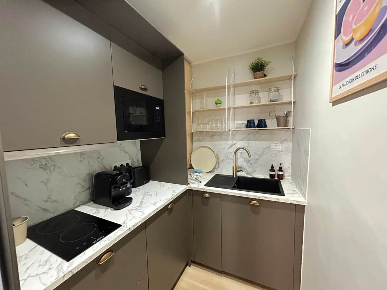 Cuisine, machine à café, lavabo