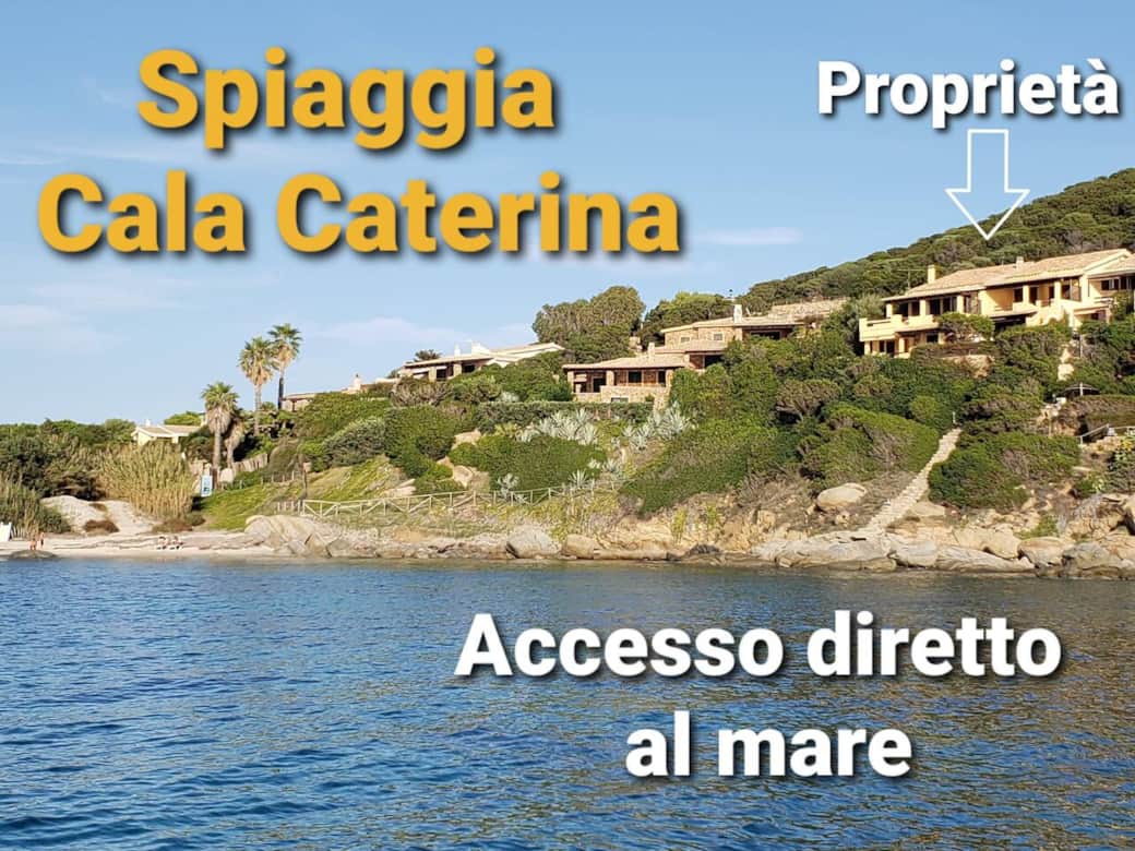 La proprietà si affaccia direttamente sul mare: grazie alla scalinata privata avrete la possibilità di raggiungere la spiaggia di Cala Caterina che troverete sotto casa