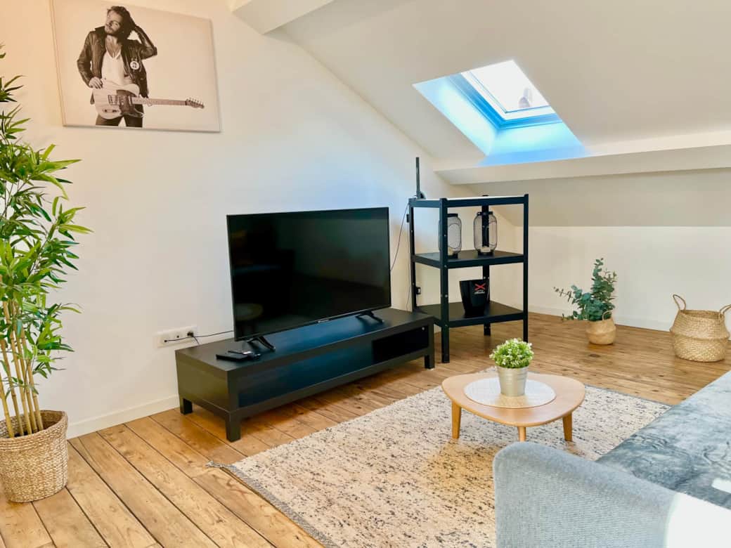 Le salon de l'appartement Rousseau Logement à Reims par La Conciergerie Des Sacres