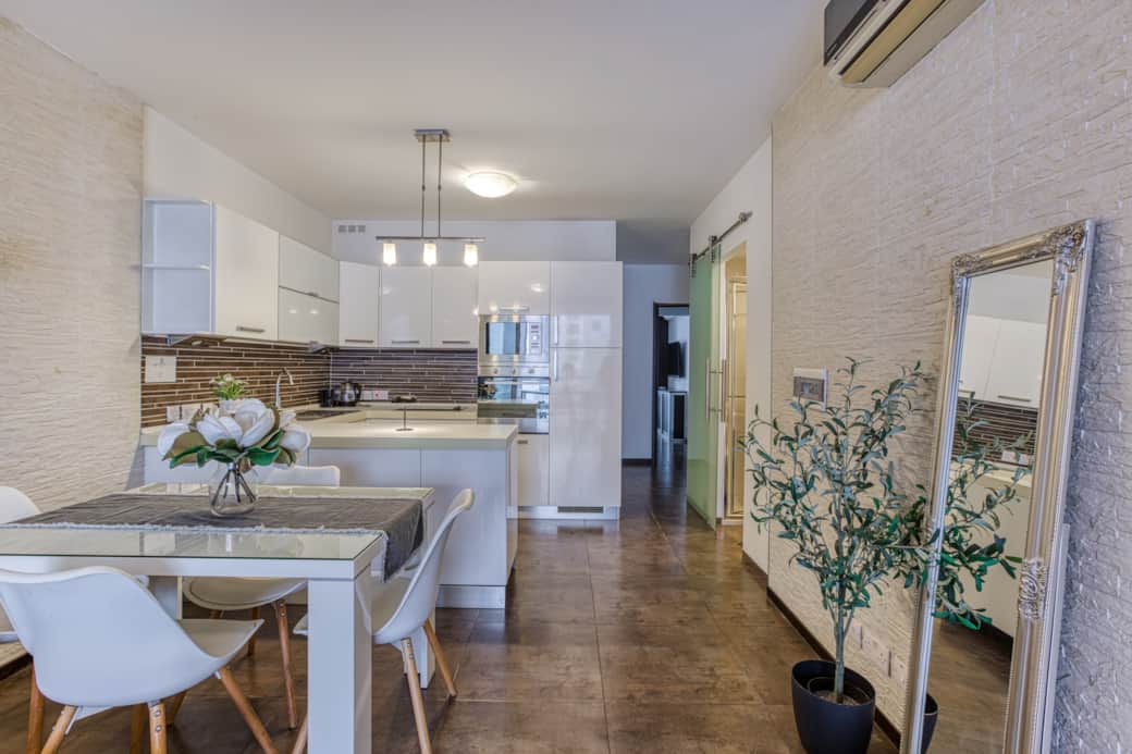 Bright open-plan studio with fully equipped kitchenette and dining space