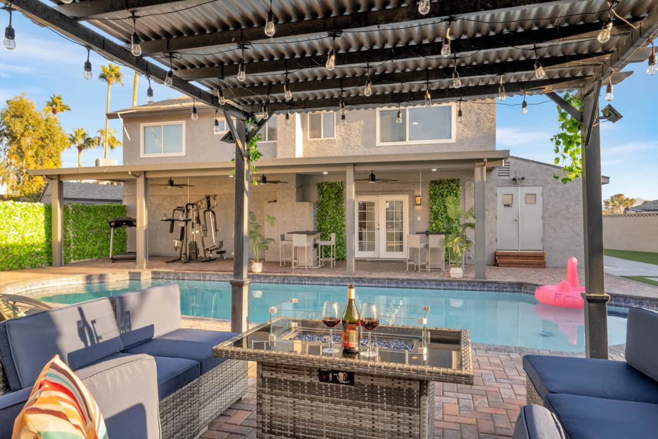 Exterior Mini Lounge View