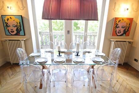 Grande table pour les repas - 10 personnes