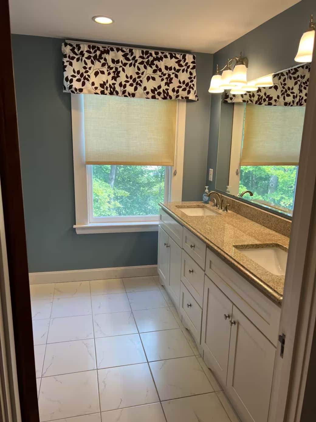 2nd Floor Shared Bathroom w/ Tub and Shower  