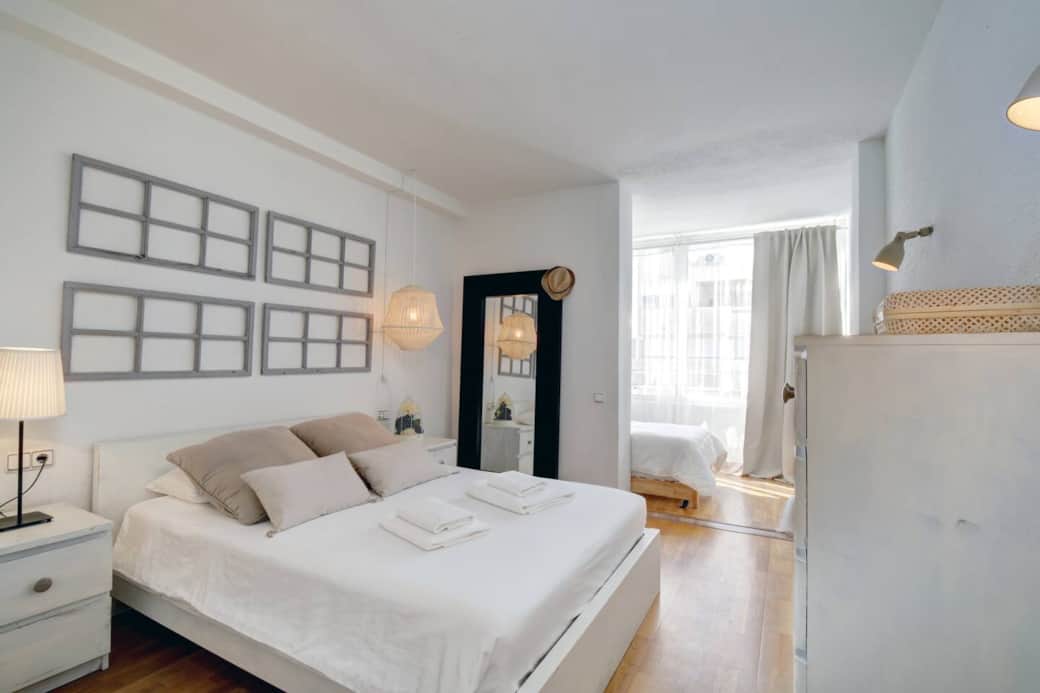 Habitación principal con cama de matrimonio y armario, estancia muy cálida, amplia y luminosa. 