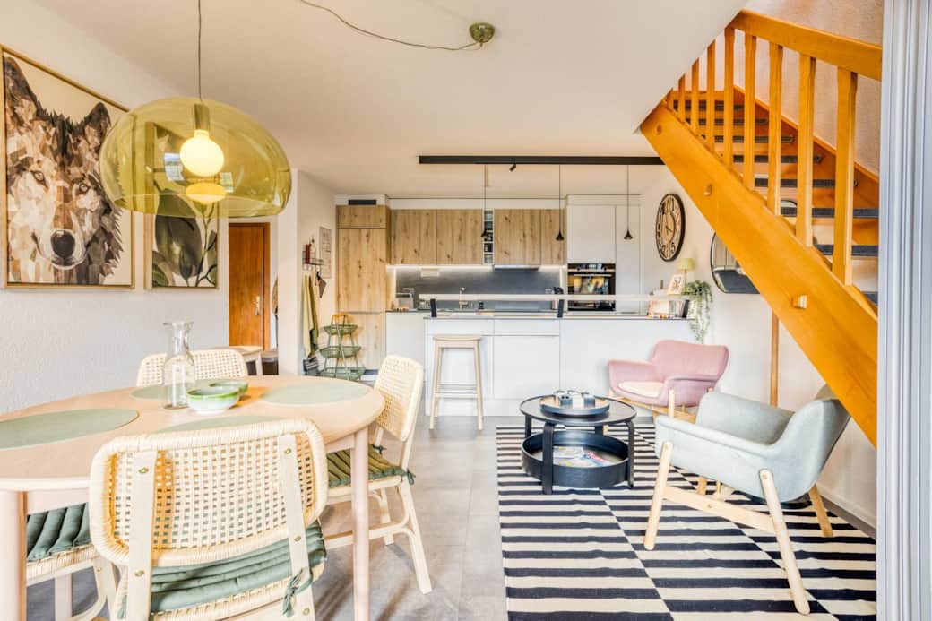 Wohnzimmer mit Tisch für 6 Personen, ausziehbar, mit Zugang zur Küche und Sitzecke