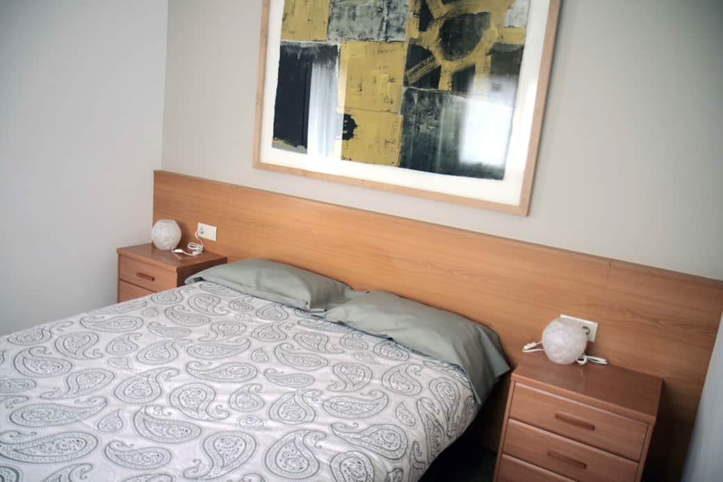 habitació amb llit gran